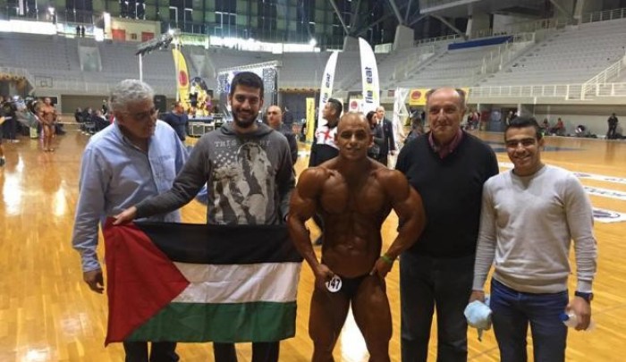 شاب فلسطيني يحصل على الميدالية الفضية في كمال الأجسام