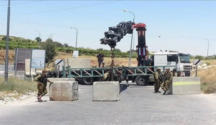 قوات الاحتلال تواصل إغلاق مدخل مخيّم الفوّار
