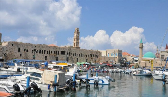 ميناء عكا المهجور قبالة مسجد الميناء وبرج الساعة الذي تسيطر عليه سلطة الآثار الإسرائيلية (الجزيرة نت)