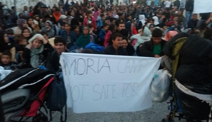 من احتجاجات اللاجئين في مخيّم موريا 