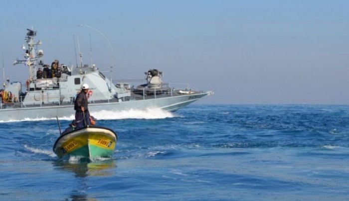 بحرية الاحتلال تعتقل اثنين من الصيادين في قطاع غزة