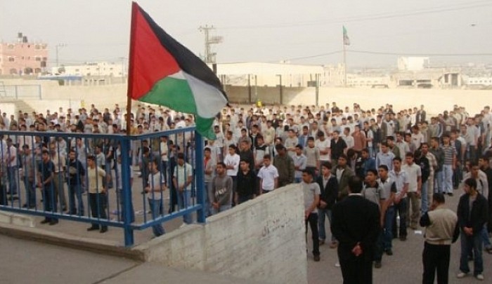 وكالة الغوث تنفي إصدار قرار بإغلاق مدارس تابعة لها بسبب رفع علم فلسطين