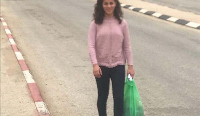 الطفلة رزان أبو سل في اللحظات الأولى للإفراج عنها من سجون الاحتلال