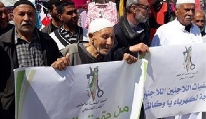 لاجئون يتظاهرون أمام مقرات "الأونروا" لمطالبتها بحل أزمة الكهرباء في المخيّمات