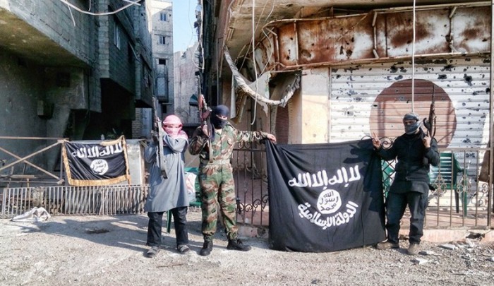 صورة أرشيفية لعناصر من تنظيم "داعش" في مخيم اليرموك