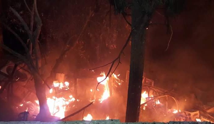 اندلاع الحرائق بعد قصف الطيران الروسي لمخيم خان الشيح بالقنابل الحارقة
