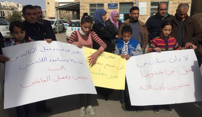 فلسطين المحتلة- من الاعتصام الذي نظمه المعلمون أمام مكتب "الأونروا" في الخليل المحتلة قبل أيام