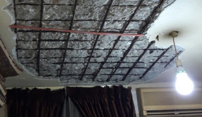 صورة تظهر حجم الأضرار التي لحقت بمنزل اللاجئ شريف سليمان