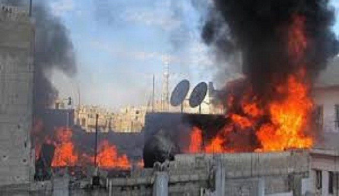 اضرام النار في أحد الأبنية نتيجة قصف قوات النظام السوري