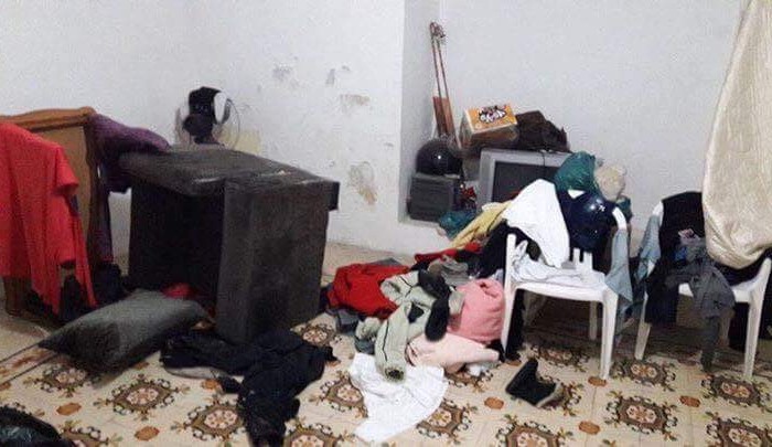 صورة تظهر عبث وتخريب قوات الاحتلال لبعض المنازل بعد اقتحامها