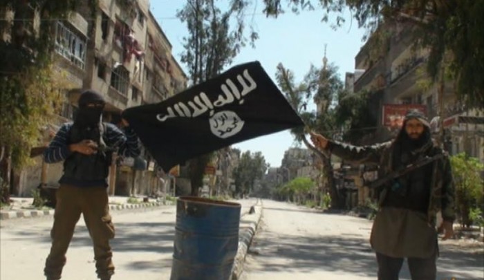صورة أرشيفية لعناصر تنظيم داعش في مخيم اليرموك