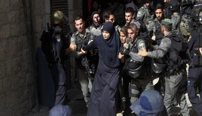 من الأرشيف قوات الاحتلال الصهيوني تقوم باعتقال شابة فلسطينية