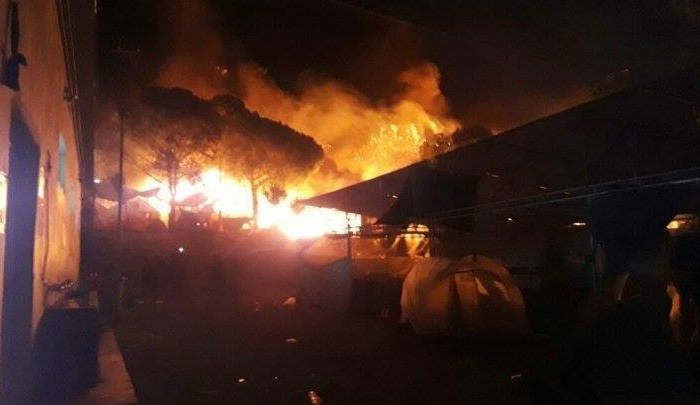 في مخيم "موريا".. لاجئون يضرمون النار في خيامهم