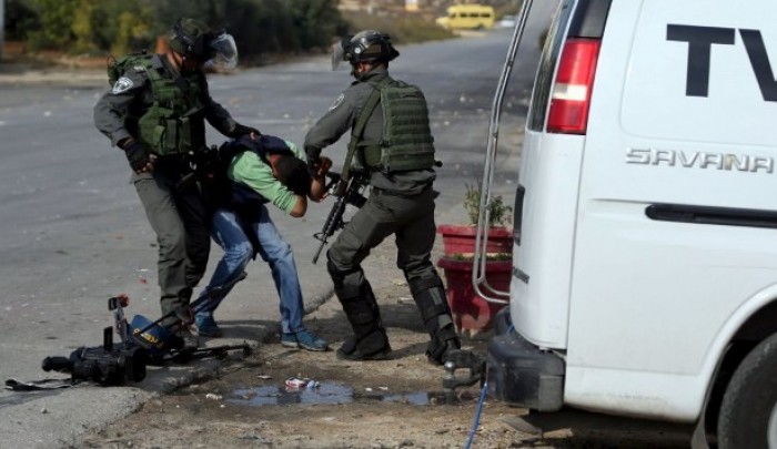 خلال اعتداء قوات الاحتلال على أحد الصحفيين