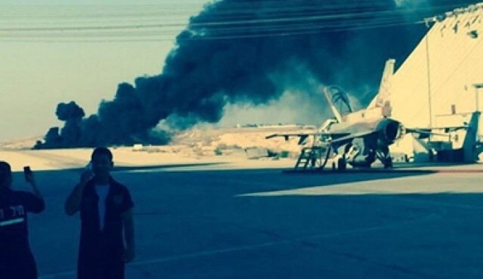 من مكان تحطم الطائرة "الاسرائيلية" بعد قصفها لقطاع غزة