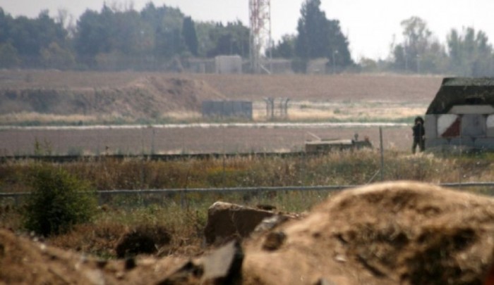 قوات الاحتلال تستهدف منازل وأراضي المواطنين على طول السياج الأمني مع غزة