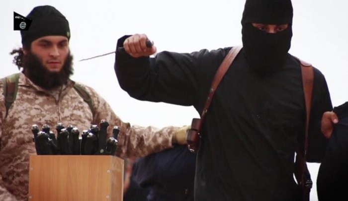 "داعش" يعتزم إعدام أحد أبناء مخيّم اليرموك المعتقلين لديه     