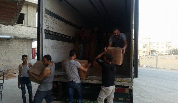 شاحنة المساعدات التي وصلت إلى مخيم خان دنون