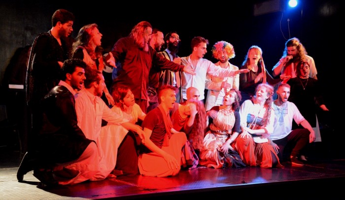 "مشاهد من العرس" عرض مسرحي يستضيفه "يافا الثقافي" في مخيّم بلاطة