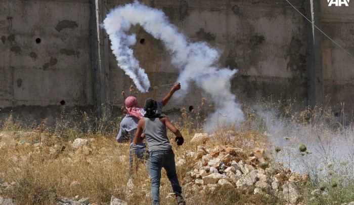 مواجهات بين الشبان وقوات الاحتلال في الضفة المحتلة وقطاع غزة