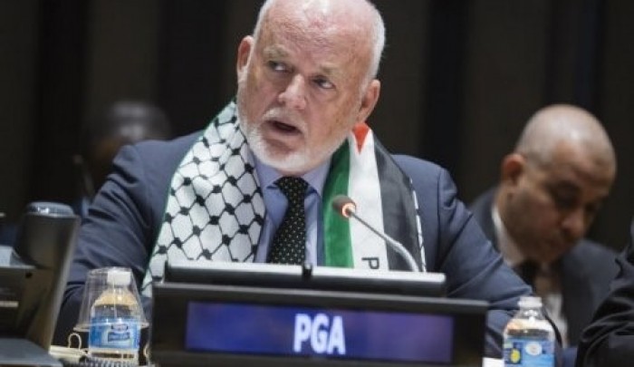 رئيس الجمعية العامة للأمم المتحدة بعد ارتدائه العلم الفلسطيني خلال جلسة في مقر الجمعية بمناسبة اليوم العالمي للتضامن مع الشعب الفلسطيني.