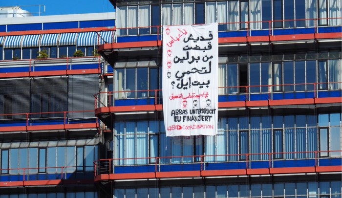 يافطات رفعت على أحد الابنية السكنية خلال مرور موكب عباس في برلين