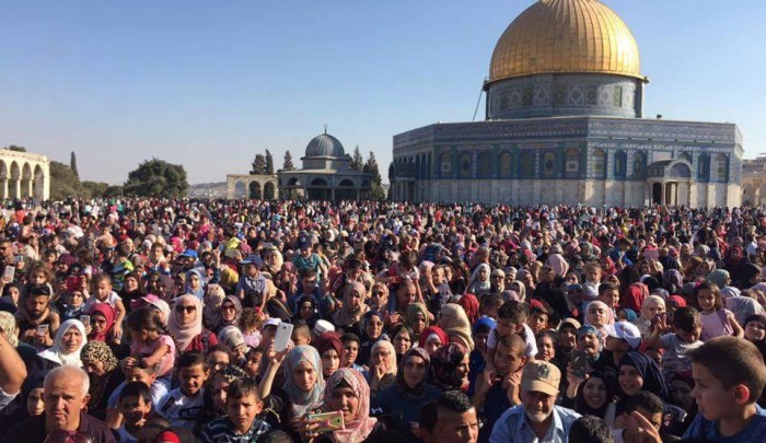 توافد آلاف المقدسيين إلى المسجد الأقصى بعد اعتداءات الاحتلال