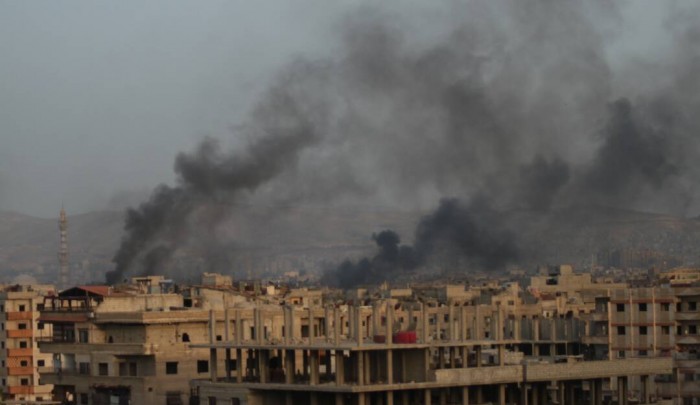الدخان المتصاعد من مخيم اليرموك جراء القصف
