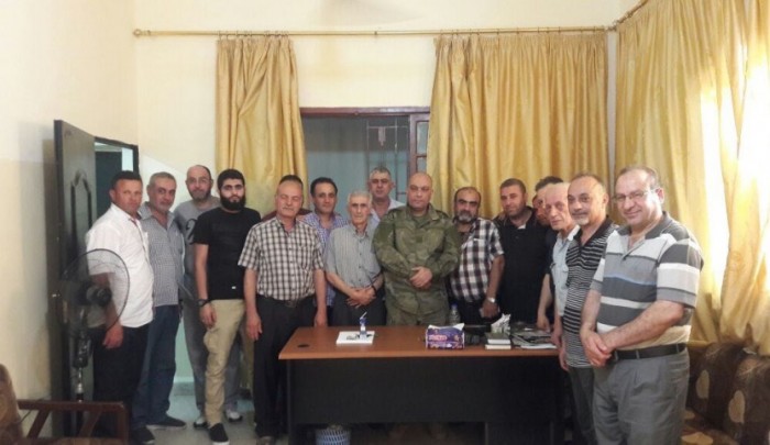 خلال لقاء قيادة القوة المشتركة الفلسطينية وأصحاب الصيدليات في مخيم عين الحلوة