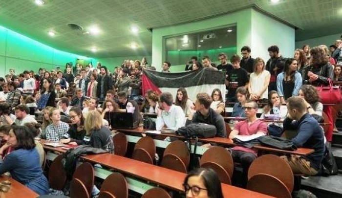 طلاب فرنسيون يحتجون على زيارة السفيرة الصهيونية لجامعتهم