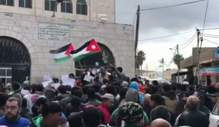 جانب من الوقفة الاحتجاجية التي نظمها أنباء مخيم غزة في مدينة جرش بالاردن