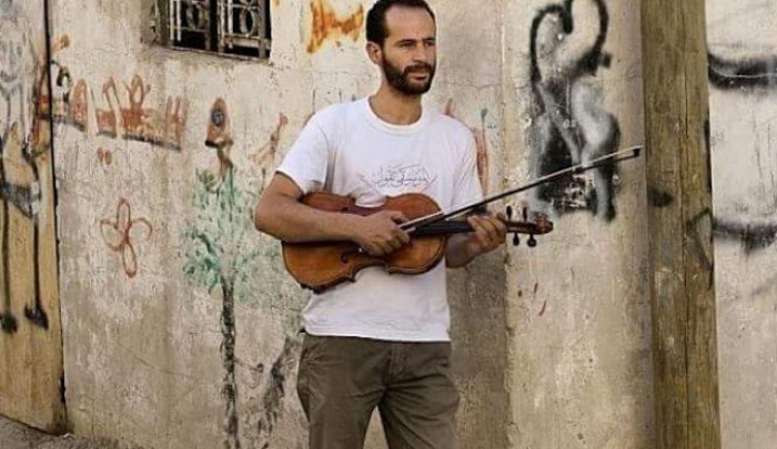 الفلسطيني أبو رضوان يفوز بجائزة "غاندي الدولية" ويعزف نشيد موطني في البرلمان البريطاني 