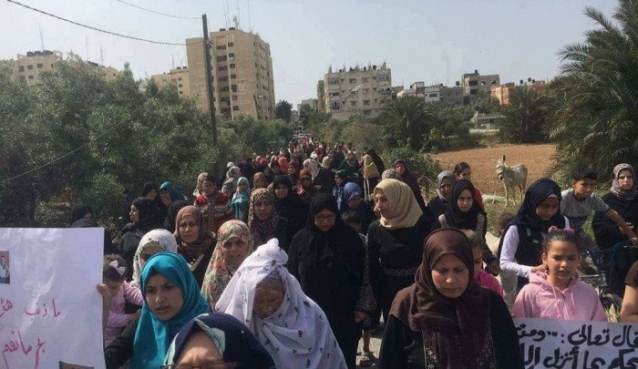 مسيرة نسائية في مخيّم النصيرات للمطالبة بالقصاص من قتلة النساء