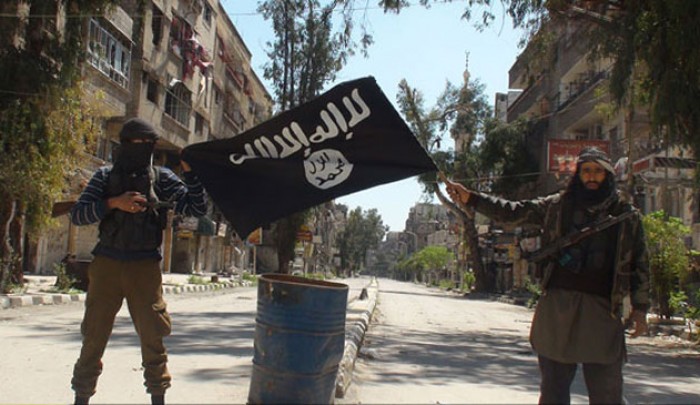 صورة أرشيفية لعناصر داعش في مخيم اليرموك