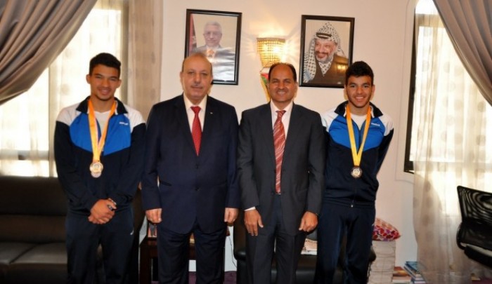 شقيقان فلسطينيان يحصلان على المركز الثاني والرابع في بطولة البحرين للسباحة