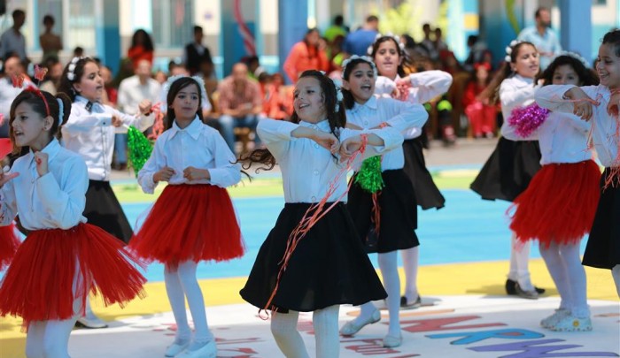 عدد من طالبات الأونروا يشاركن في حفل انطلاق أسابيع المرح الصيفية لعام 2017 في مدرسة بنات الزيتون الابتدائية في مدينة غزة