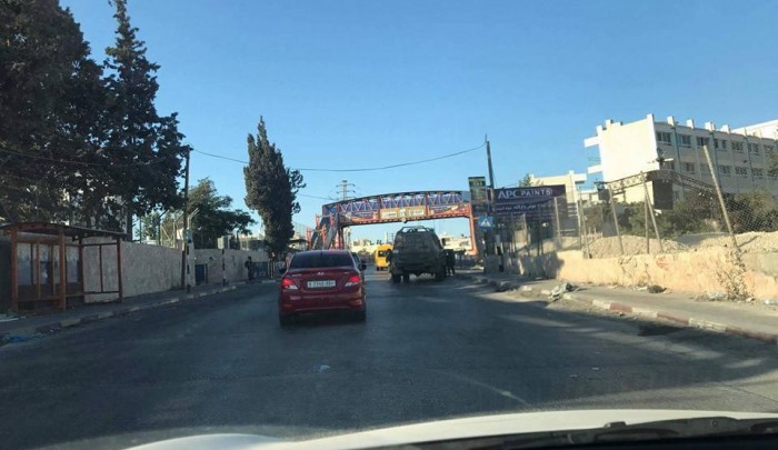 قوات الاحتلال تغلق مدخل مخيّم الجلزون