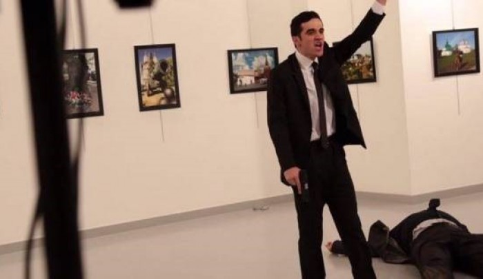 منفذ العملية بعد اغتياله السفير الروسي في انقرة