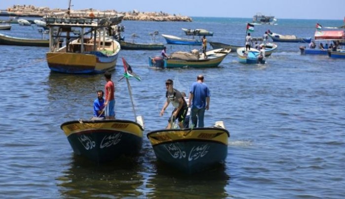 قوات الاحتلال تستهدف الصيادين غرب غزة والمزارعين شرقاً
