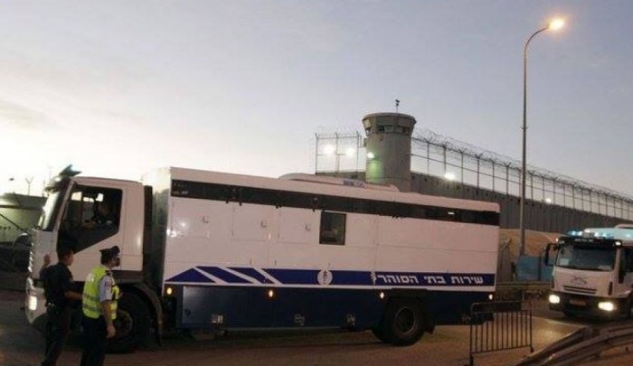 الصورة للبوسطة التي ينقل فيها الاحتلال الأسرى من سجونه إلى المحاكم أو إلى سجون أخرى