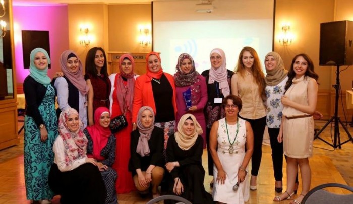 طالبات ومدرسين فلسطينيين في المؤتمر الدولي الخامس لمؤسسة النساء العربيات