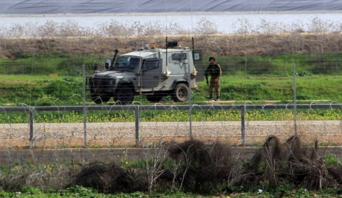 قوات الاحتلال تُطلق النار جنوبي قطاع غزة وتعتقل شابين