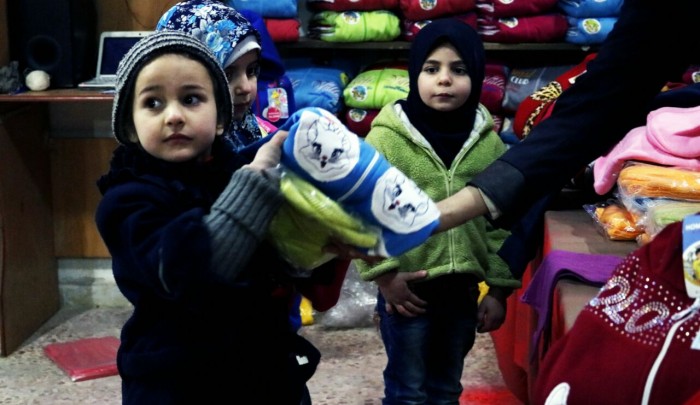 هيئة فلسطين الخيرية تؤمن مستلزمات الشتاء لمدرسة الجرمق البديلة 