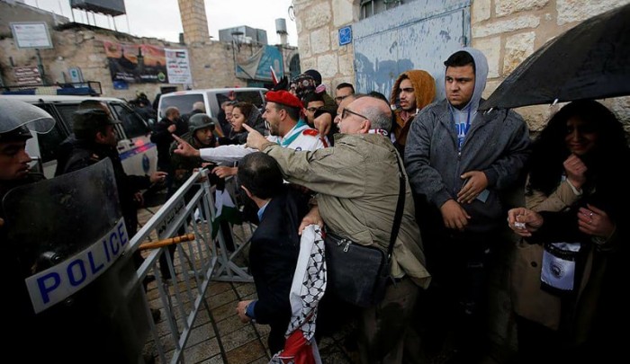 الفلسطينيون يتظاهرون لمنع وصول البطريرك للمهد.. والأجهزة الأمنيّة تؤمّن وصوله