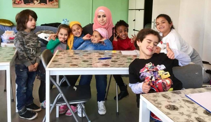 الفلسطينية داليا عبيد مع الأطفال الذين تعلمهم اللغة العربية