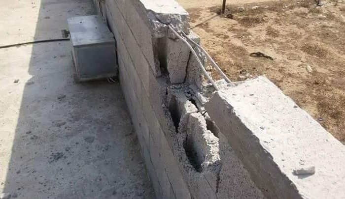 فلسطين المحتلة- آثار القصف المدفعي لمنازل المواطنين شرقي خانيونس فجراً