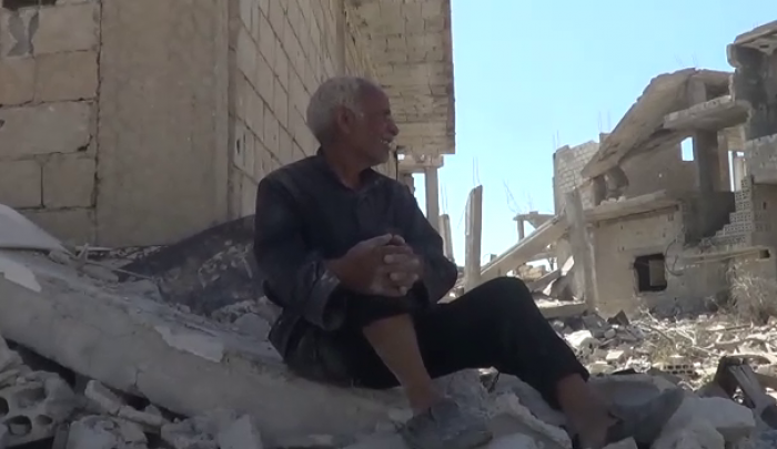 مُسنّ من مخيّم درعا يجلس على أطلال بيته 