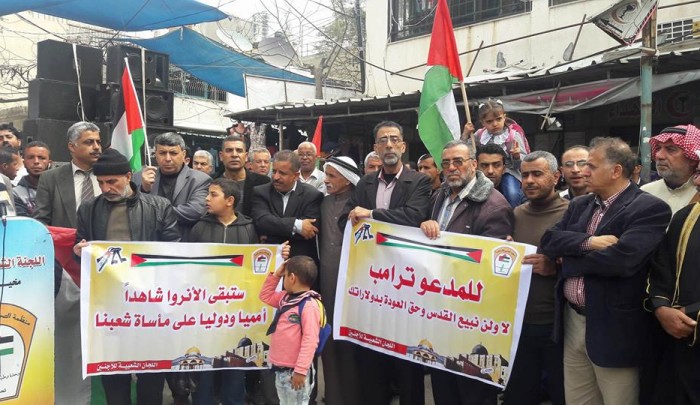 اللاجئون الفلسطينيون يعتصمون أمام مقر لـ 