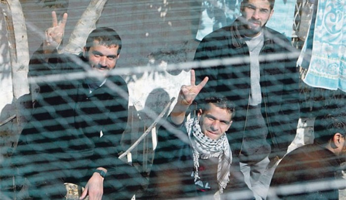 مشاورات حول إضراب مفتوح عن الطعام لكافة الأسرى في سجون الاحتلال