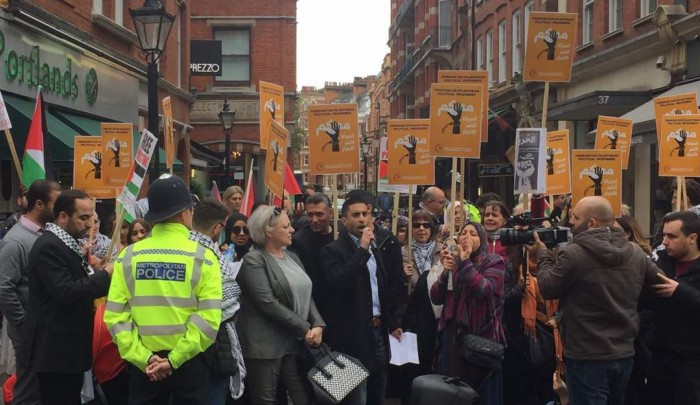 جانب من الاعتصام امام سفارة الاحتلال في لندن